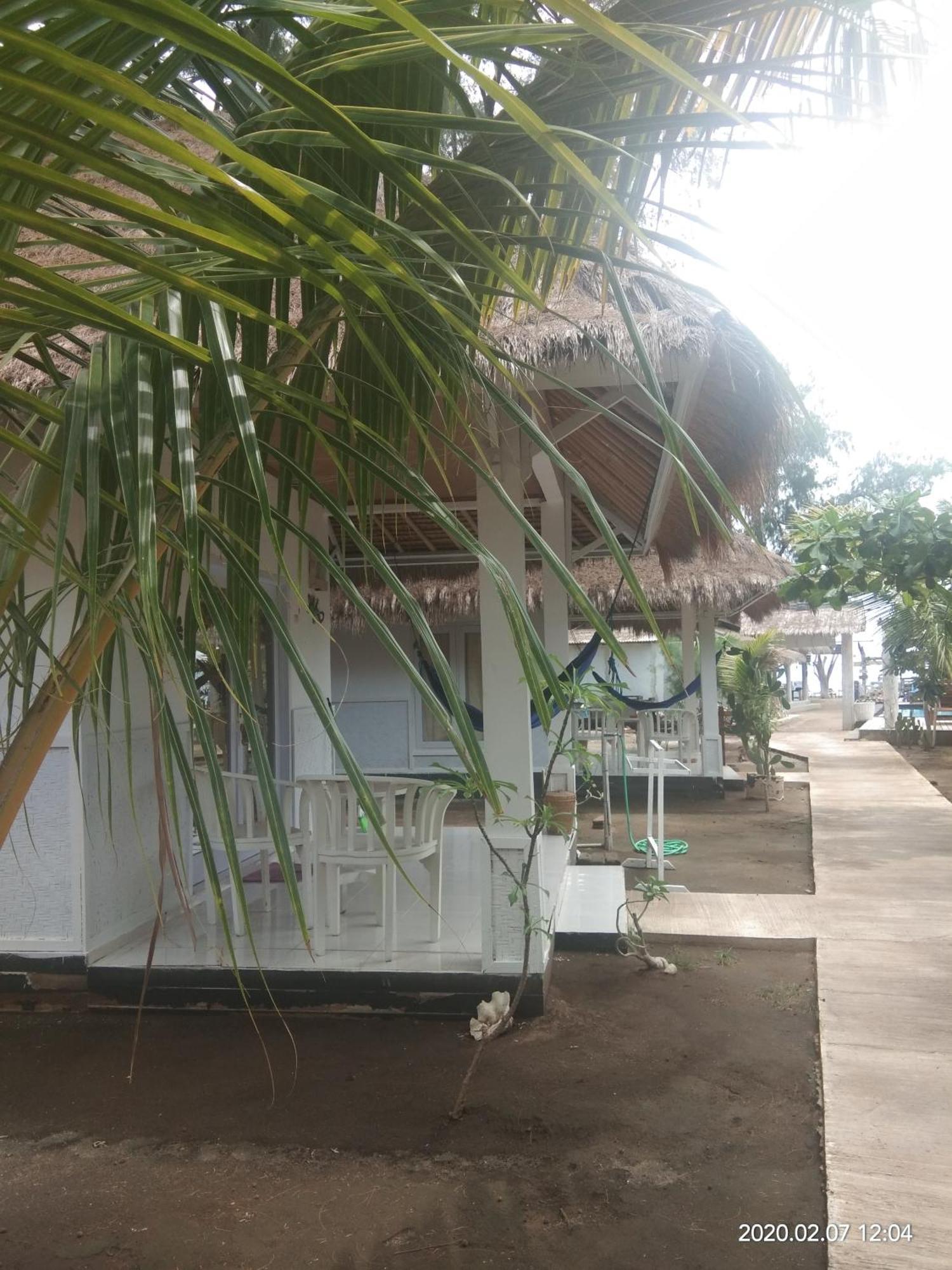 Star Bar And Bungalows Гили Еър Стая снимка