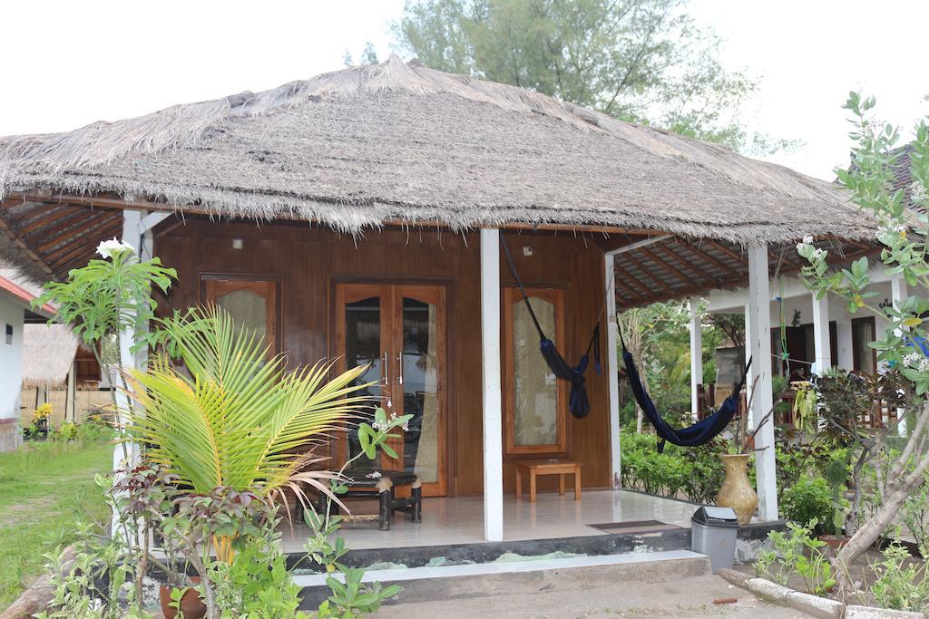 Star Bar And Bungalows Гили Еър Стая снимка